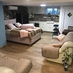 Pod Room, Free Parking